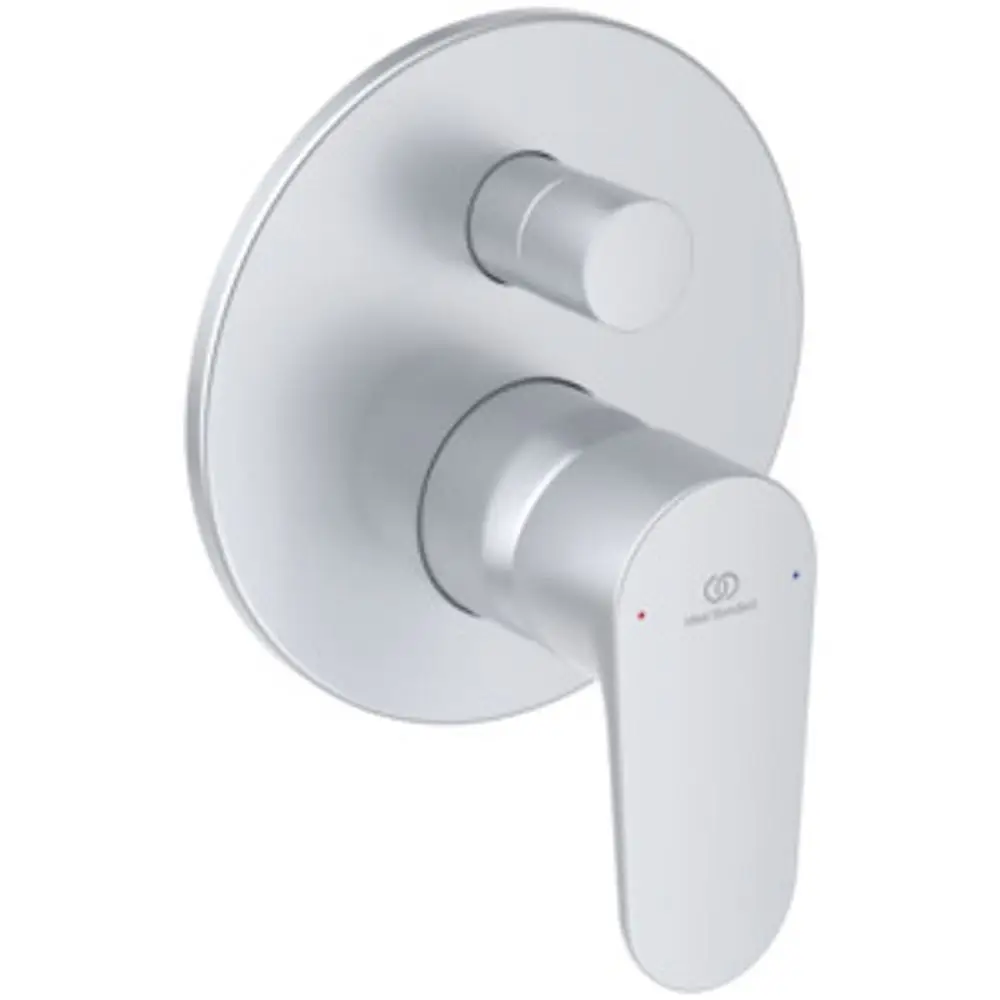 Wandmontierte Badarmatur mit zwei Steuerknöpfen und einem Hebel, hergestellt von Ideal Standard. Das Design ist schlicht und funktional, in Silber gehalten.